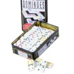 Prezentacja zestawu Domino Double 9 w metalowym pudełku, ukazująca klocki z kolorowymi oczkami oraz ich jakość wykonania